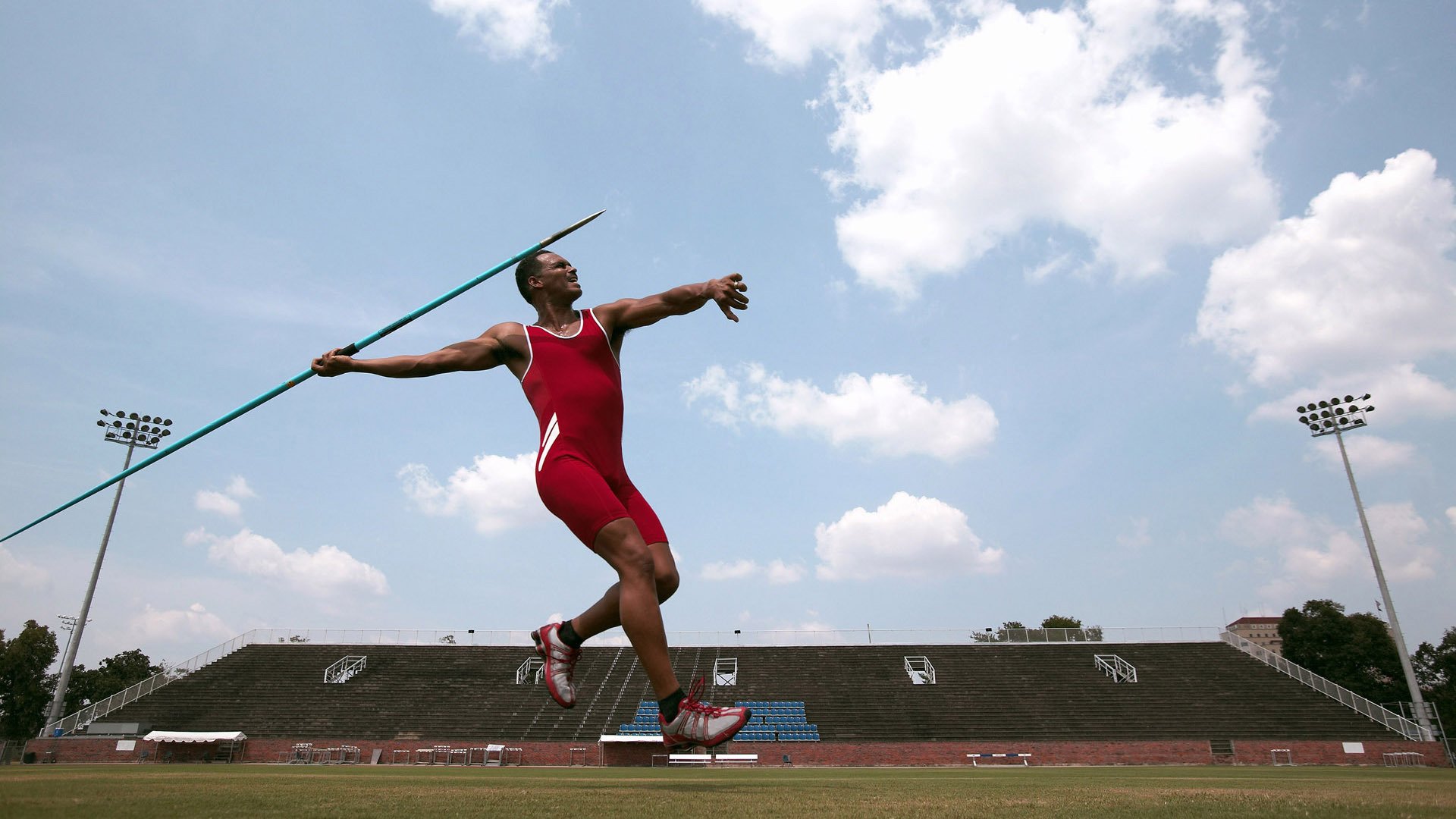 广东队通过压迫防守迫使对手频繁失误，广东队反击